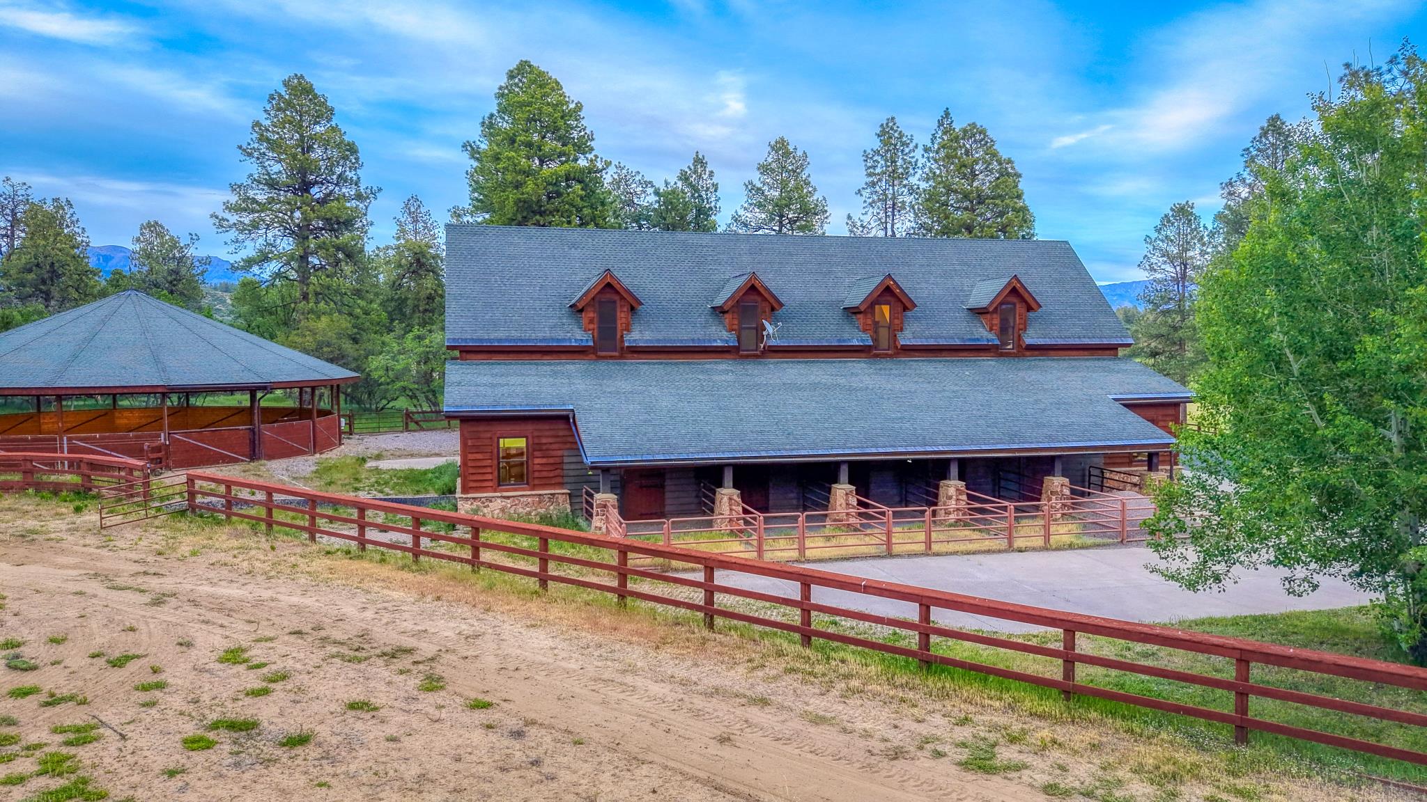Barn arena and covered round pen